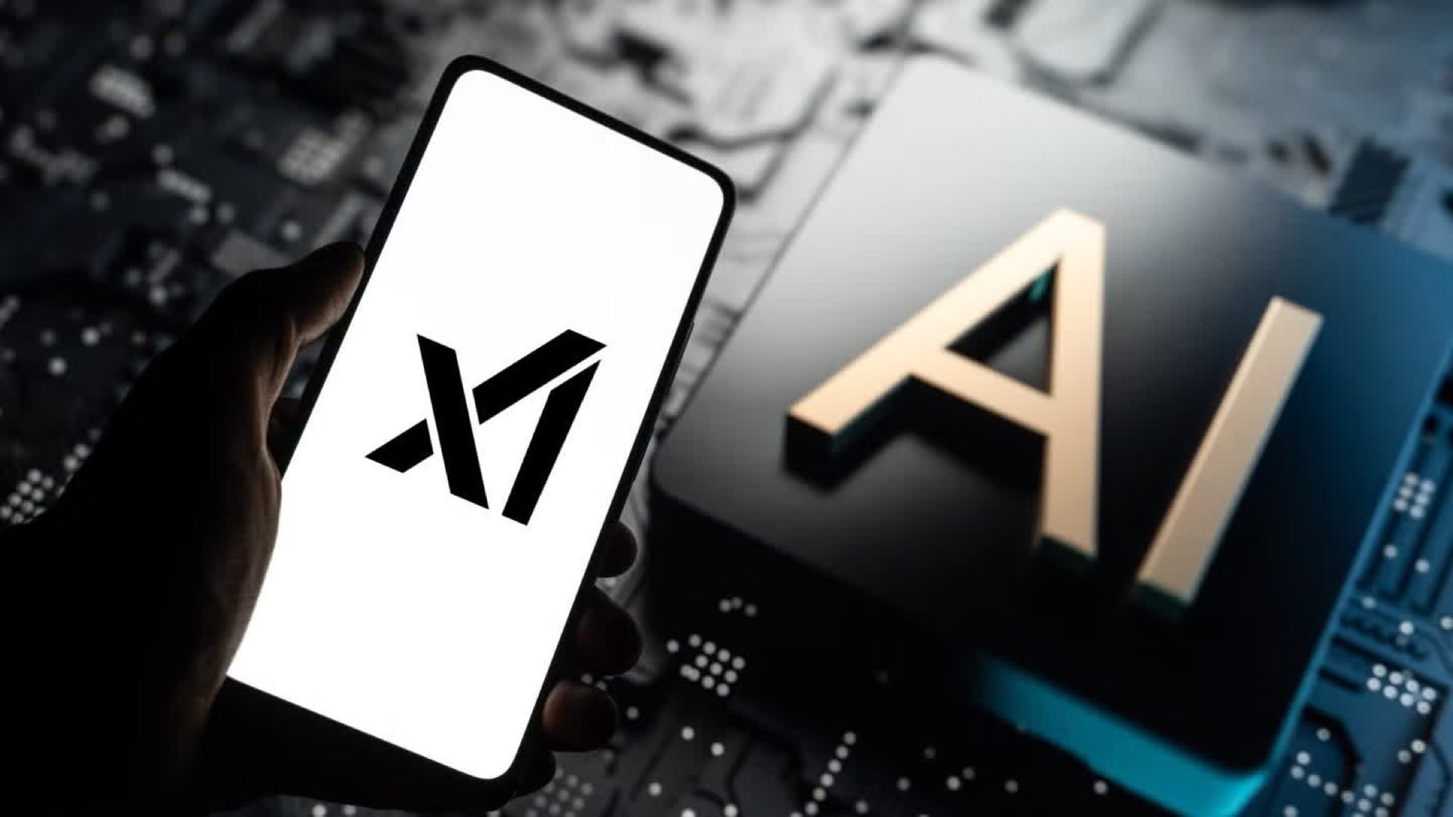 xAI logo na telefonu vedle AI chipu – symbol propojení SpaceX, Starlink a AI projektů Elona Muska